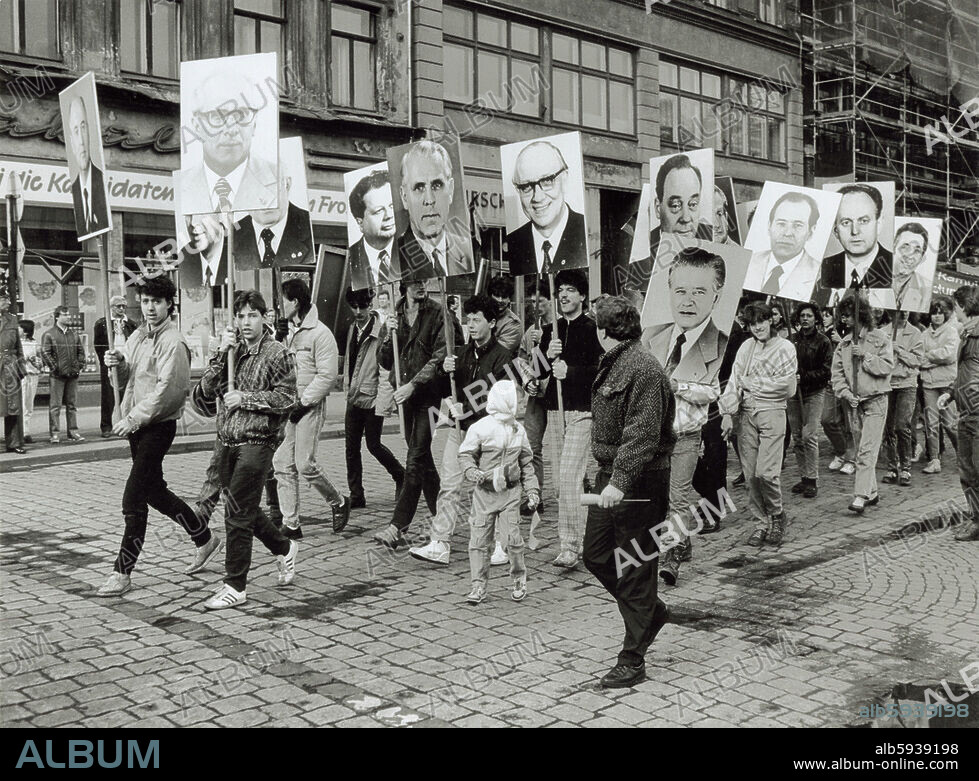 Görlitz (DDR), 1. Mai 1989. Maidemonstration. Demonstranten. Foto.