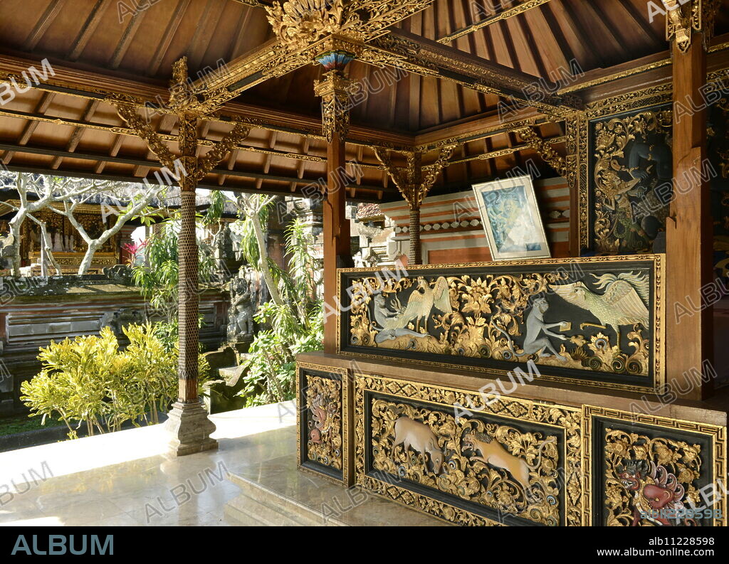 Bedroom pavilion in a rich Balinese home, Ubud, Bali, Indonesia, Southeast Asia, Asia.