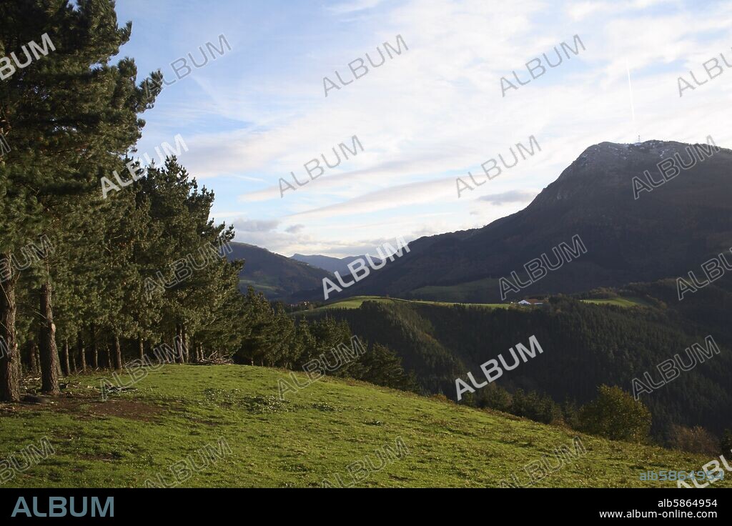paisaje cerca de Zestoa / Cestona con monte "Erlo" a derecha.