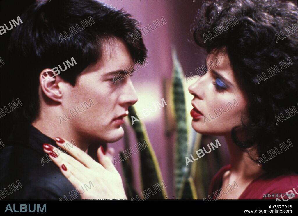 ISABELLA ROSSELLINI et KYLE MacLACHLAN dans BLUE VELVET, 1986, réalisé par DAVID LYNCH. Copyright DE LAURENTIS ENTERTAINMENT GROUP.