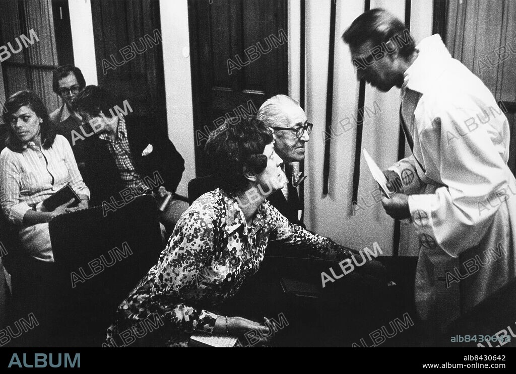1972-06-22. Sven Jerring, radioman, gifter sig med sjuksköterskan Barbro Wessel.. Foto: Bertil S-son Åberg / RiR / SVT / Kod: 5600. RiR 20561 sv/v. Mapp: Jerring, Sven 70-tal L 15. Farbror Sven Präster Vigslar Brudpar.