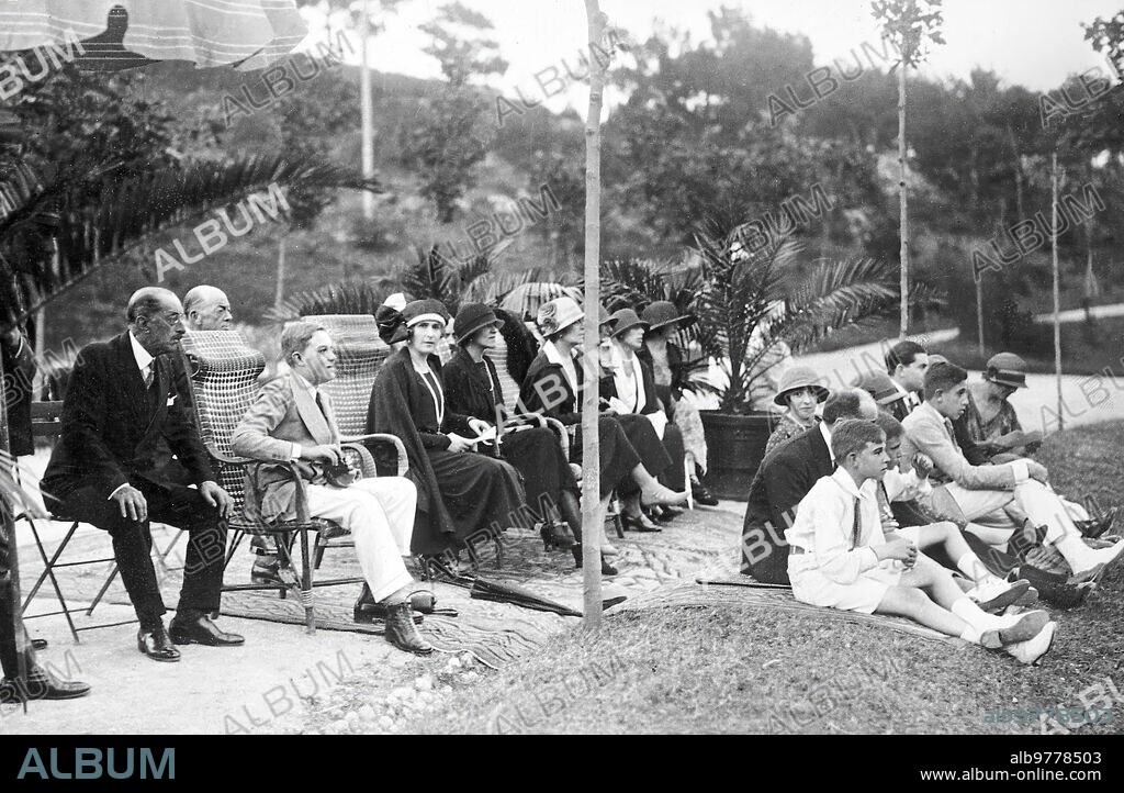 9 agosto 1923. Santander. El veraneo de la familia Real. S.M. la Reina (1) con el príncipe de Asturias (2), los Infantes y Algunos Invitados Presenciando el partido de Polo, copa santo mauro.
