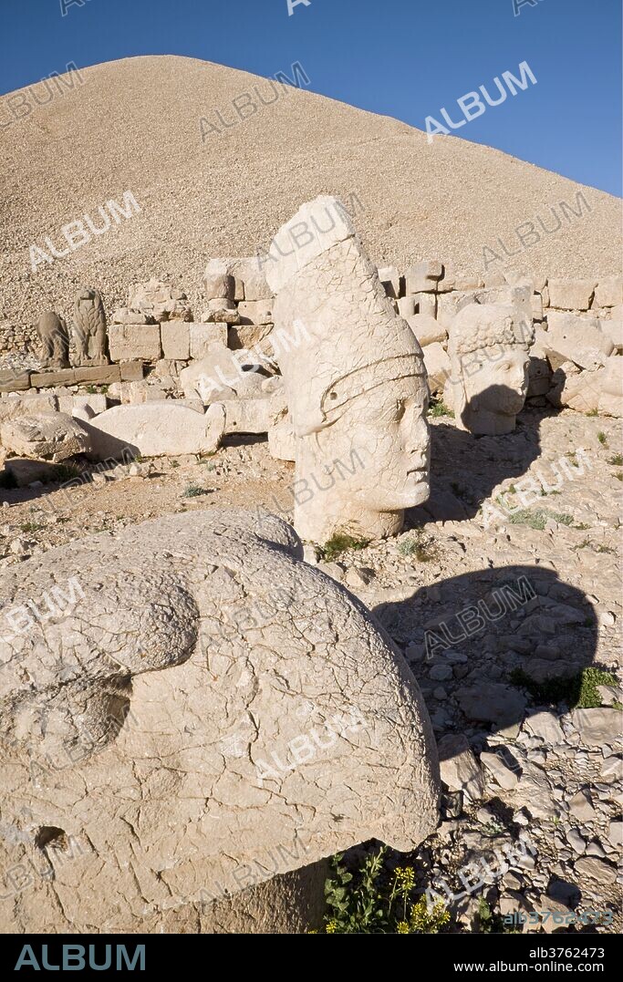 Ancient carved stone heads of the gods, the god Antiochus, Nemrut Dagi (Nemrut Dag), on the summit of Mount Nemrut, UNESCO World Heritage Site, Anatolia, Turkey, Asia Minor, Eurasia.