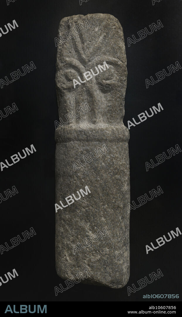 Columnilla. Restos de un fuste con collarino y capitel con pencas y vástagos rematados en volutas. Mármol. Siglo VII. Procede del yacimiento arqueológico de Vega Baja de Toledo. Museo de los Concilios y la Cultura Visigoda. Toledo. Castilla-La Mancha. España.