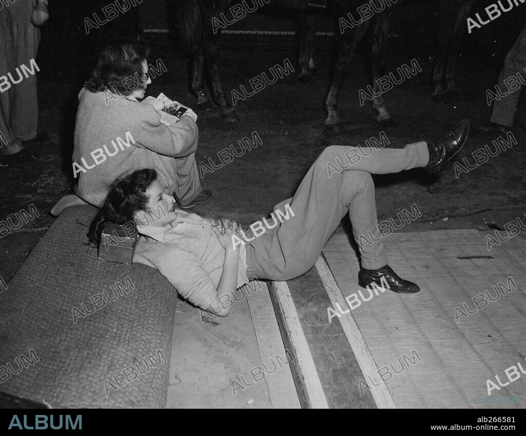KATHARINE HEPBURN en CORRIENTES OCULTAS, 1946 (UNDERCURRENT), dirigida por VINCENTE MINNELLI. Copyright M.G.M.