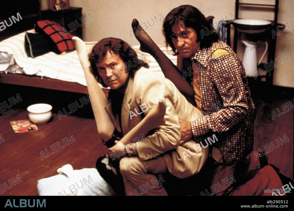 EL GRAN WYOMING y SANTIAGO SEGURA en MUERTOS DE RISA, 1999, dirigida por ALEX DE LA IGLESIA. Copyright LOLAFILMS.