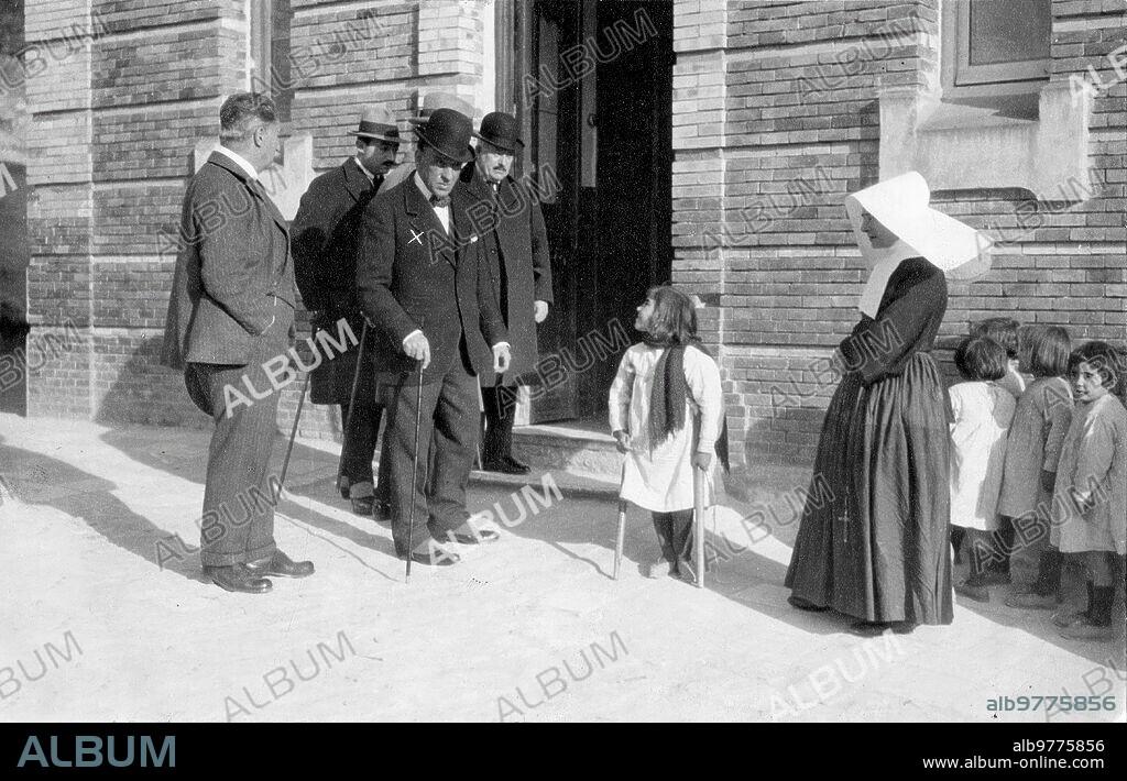18 abril 1922. Madrid. En el asilo de santa Cristina. El Sr. García Molinas (X) Hablando con una niña Enferma.