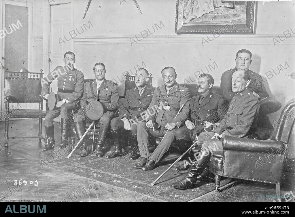 El general Primo de Rivera, presidente del Directorio Militar, con los generales Sres. Daban, Saro, Muñoz Cobo, Cavalcanti, Berenguer (D. Federico) y Duque de Tetuán, que forman dicho Directorio, encargado interinamente del Gobierno hasta que sean nombrados los hombres civiles que han de formarlo, 1923.