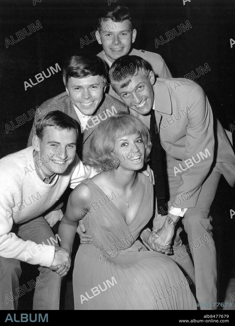 1965-06. Barbro Lill-Babs Svensson, sångerska, och gruppen Hootenanny Singers, som turnerar tillsammans i folkparkerna i sommar. Här ses från vänster Tony Roth, Björn Ulvaeus, Johan Karlberg och Hansi Schwarz Foto: Gösta Carnsten / Text & Bilder / SVT / Kod: 5600 Mapp: Svensson, Barbro "Lill-Babs" Sångerska Serieporträtt 1 Leende persons: HOOTENANNY SINGERS;LILL-BABS SVENSSON;TONY ROTH;BARBRO SVENSSON;BJÖRN ULVAEUS;JOHN KARLBERG;HANSI SCHWARZ sites: SVERIGE;MALMÖ PhotoDate:1965-06-??.