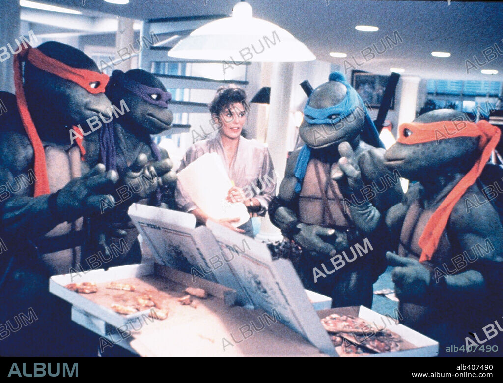 PAIGE TURCO in TEENAGE MUTANT NINJA TURTLES II: THE SECRET OF THE OOZE, 1991, directed by MICHAEL PRESSMAN. Copyright NEW LINE CINEMA.