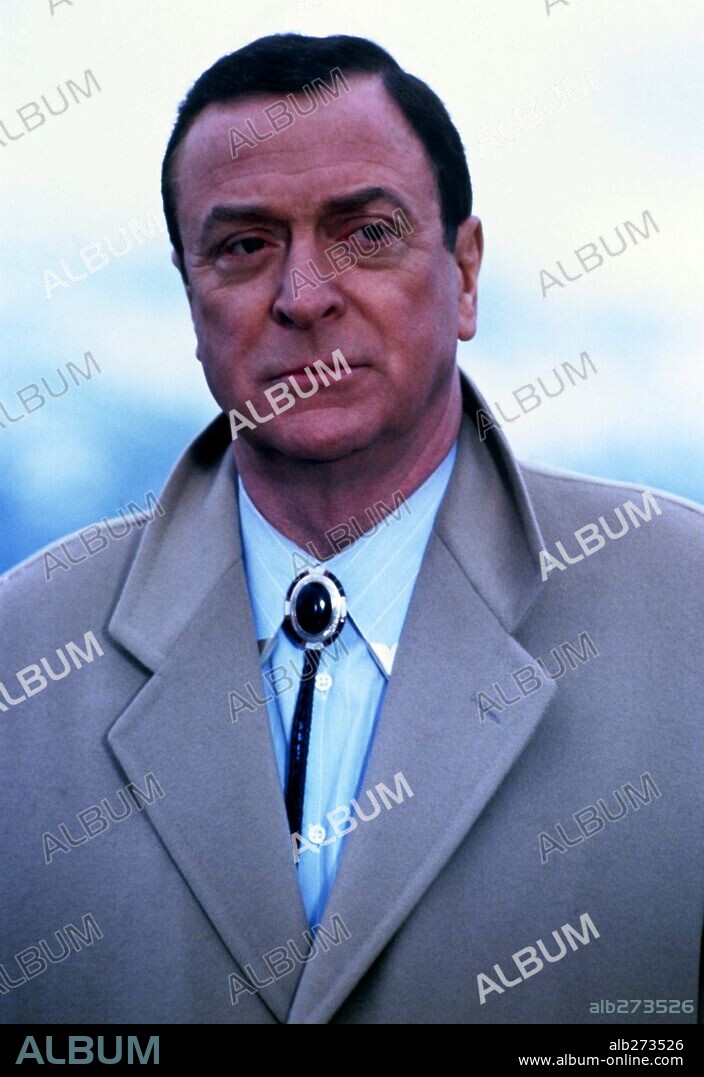 MICHAEL CAINE en EN TIERRA PELIGROSA, 1994 (ON DEADLY GROUND), dirigida por STEVEN SEAGAL. Copyright WARNER BROTHERS.