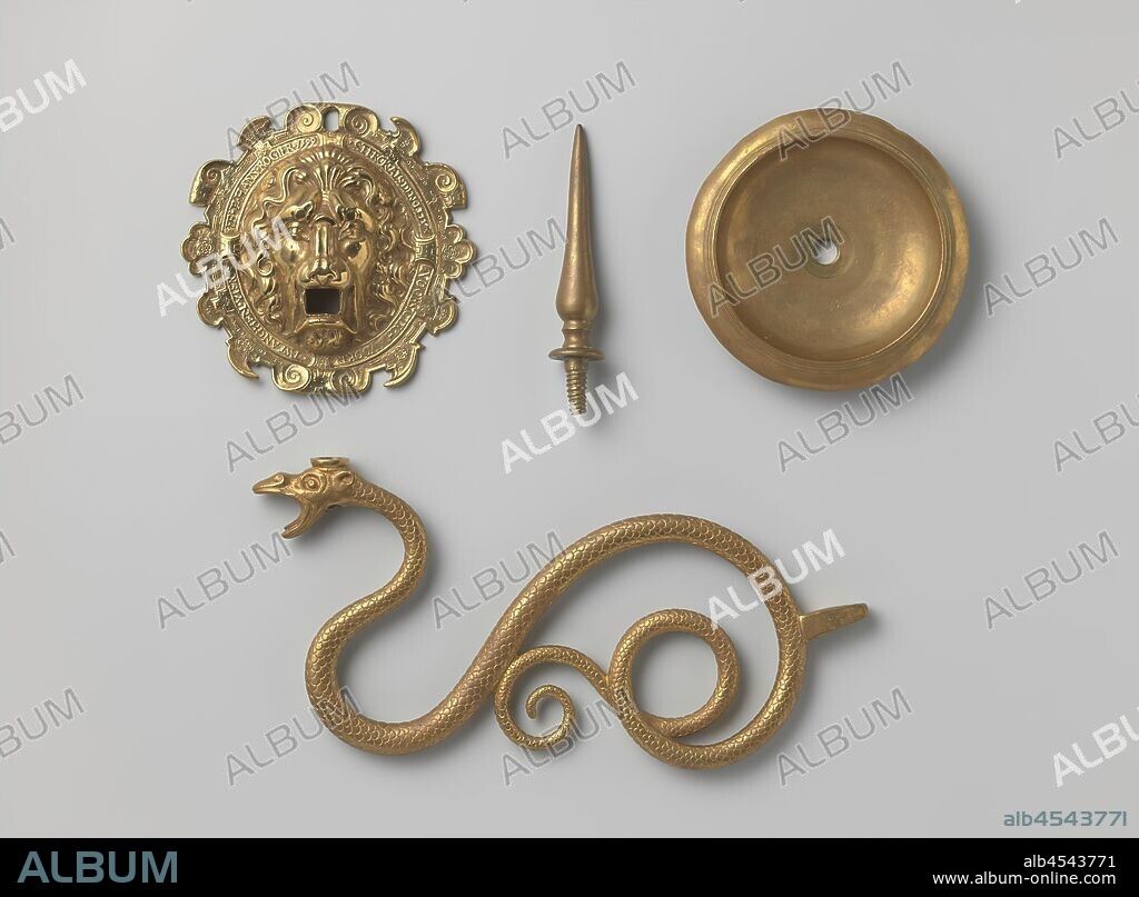 Wall chandelier with lion head and hose, The object consists of four cast parts: the wall plate, the arm, the fat trap, the candle pin. Surrounded by a spell band divided into four with the name and inscription .STERCK.ALSDEN.LEEV. / PRESIDENTIAL. / .TSLANGHEN.VIER. / .FE.HANS.ROGIER.1599. Surrounded by a scrollwork ornament, on which various decorations are punched, including four-leaf florets. A hole is provided at the top. An eye is soldered at the back., Hans Rogiers van Harelbeke, Amsterdam, 1599, brass (alloy), soldering, l 34 cm × l 25 cm × w 15 cm × d 14 cm.