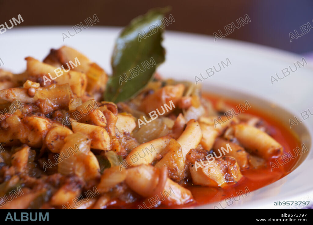 Restaurante S'estanc vell. pulpo con cebolla.Villafranca de Bonany.Mallorca.Islas Baleares. España.