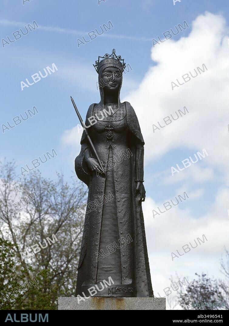 Isabel I la Católica (Madrigal de las Altas Torres, 1451-Medina del Campo, 1504). Reina de Castilla (1474-1504), hija de Juan II de Castilla y de Isabel de Portugal. Casada en 1469 con Fernando, príncipe heredero de la corona catalanoaragonesa. Monumento a Isabel la Católica en su localidad natal. Escultura por M. López en 1982. Madrigal de las Altas Torres, provincia de Avila, Castilla-León, España.
