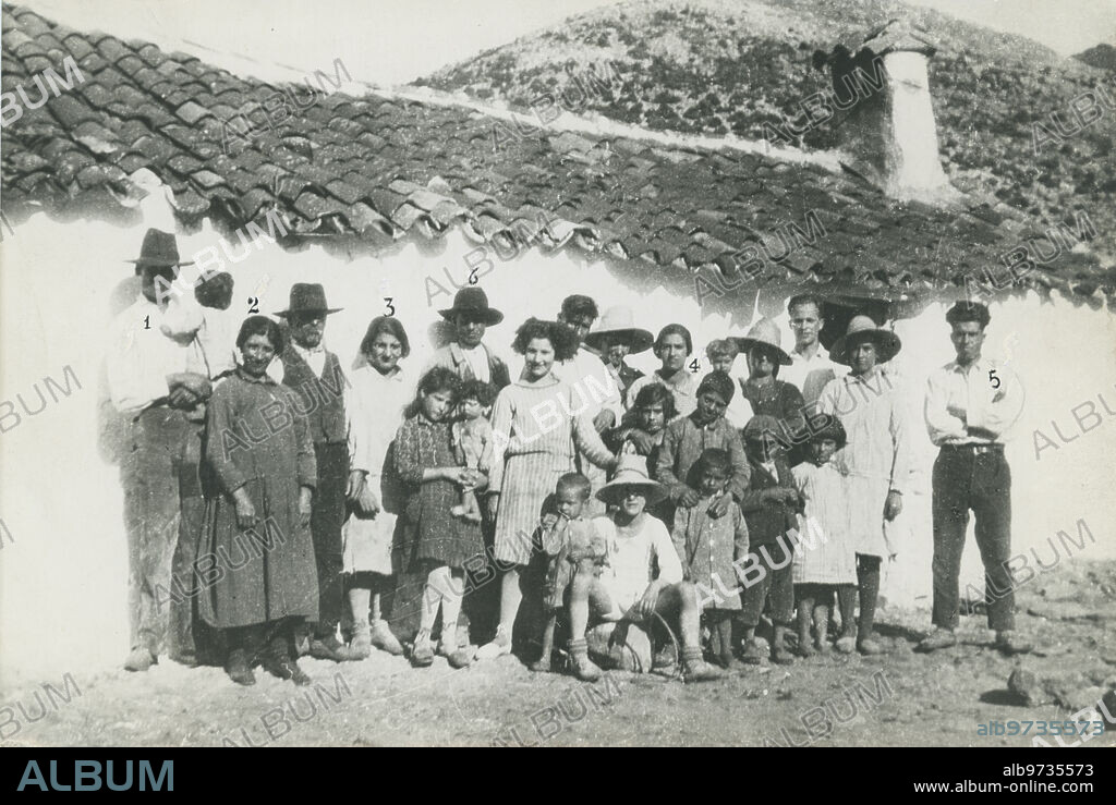 Ronda (Málaga), enero de 1933. Captura y muerte del bandido Flores Arocha en Arroyo Hondo, término de la Fuenfría (Málaga), en la Serranía de Ronda. El criminal se refugió en pleno monte después de dar muerte a varias personas de su familia. En la imagen, Flores Arocha y sus víctimas, antes de cometer sus crímenes. Los números 1 y 2 son Salvador Becerra y su esposa, Josefa Fajardo, muerta en la Fuenfría; en brazos del primero aparece su hija Isabelita, que con su hemano Juanito (número 4) también fueron muertos por el bandido. El número 3 es la desdichada Anita Becerra, su primera víctima. El número 5 es Pedro Jiménez, que acompañaba al criminal en sus correrías. Y el número 6 es el propio bandido, Flores Arocha.