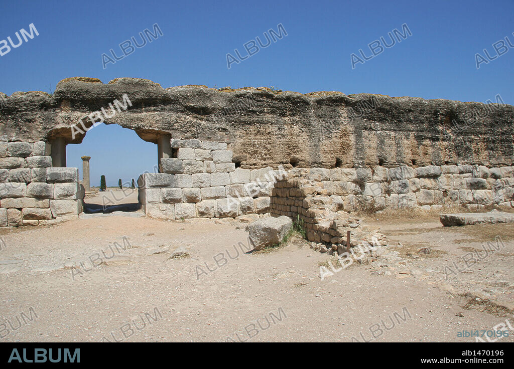 ARTE ROMANO. ESPAÑA. MURALLA ROMANA DE LA CIUDAD DE EMPURIES con su PUERTA OJIVAL.. Edificada en el siglo I a. C.. Comarca de l'Alt Empordà. Provincia de Girona. Cataluña.