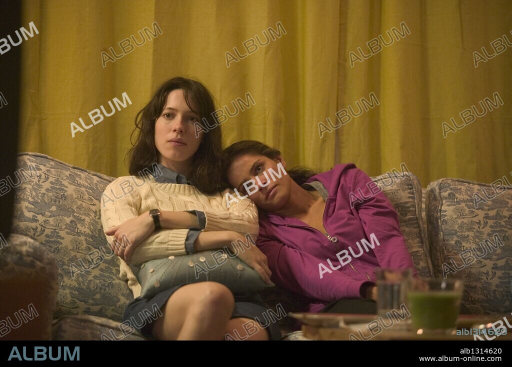 AMANDA PEET and REBECCA HALL in PLEASE GIVE, 2010, directed by NICOLE HOLOFCENER. Copyright FEELIN' GUILTY/LIKELY STORY/SONY PICTURES CLASSICS.