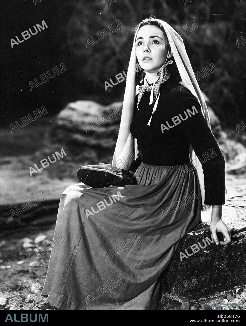 Con Jennifer Jones. JENNIFER JONES in THE SONG OF BERNADETTE, 1943, directed by HENRY KING. Copyright 20TH CENTURY FOX.