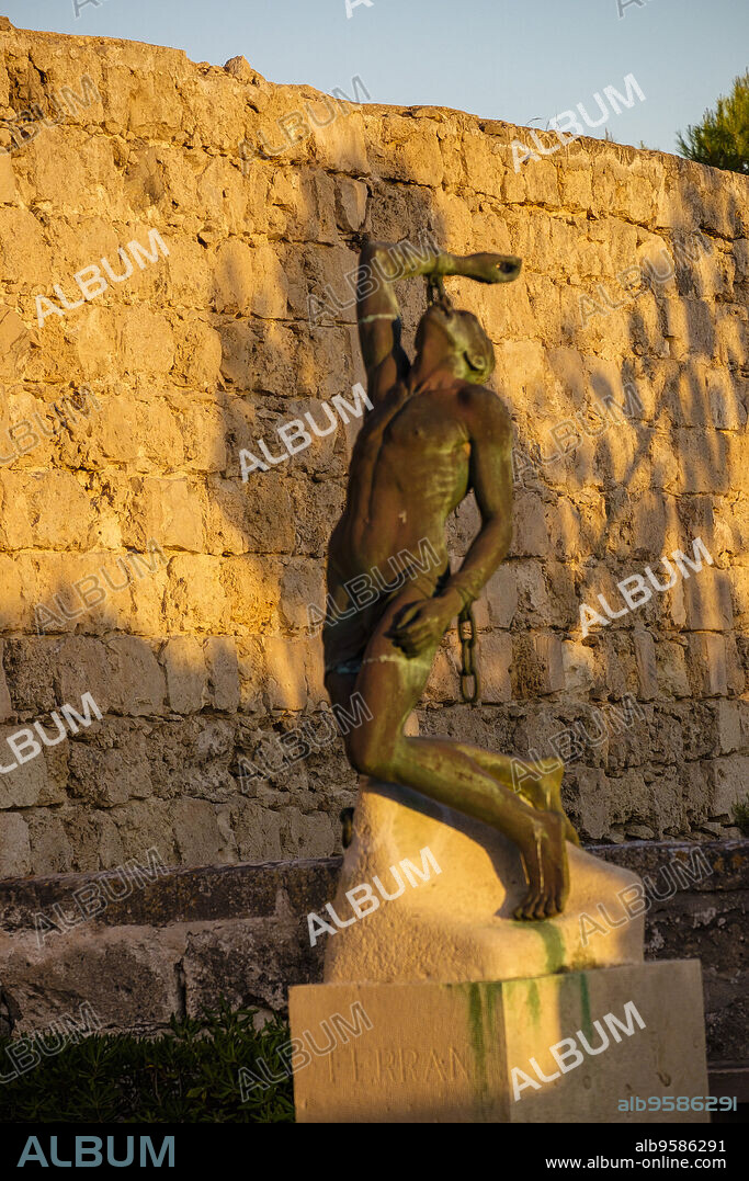 Fidelius, escultura en bronce dedicada a pasteur, Koch, Finlay y ferran, obra de Manuel Ramos González, isla del Lazareto, Illa del Llatzeret, interior del puerto de Mahón, Menorca, balearic islands, Spain.