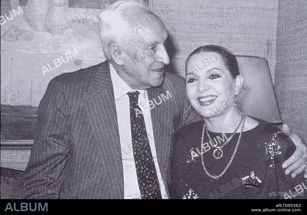 RETRATO DE LA ARTISTA SARA MONTIEL JUNTO AL CIENTIFICO ESPAÑOL SEVERO OCHOA, 1991.