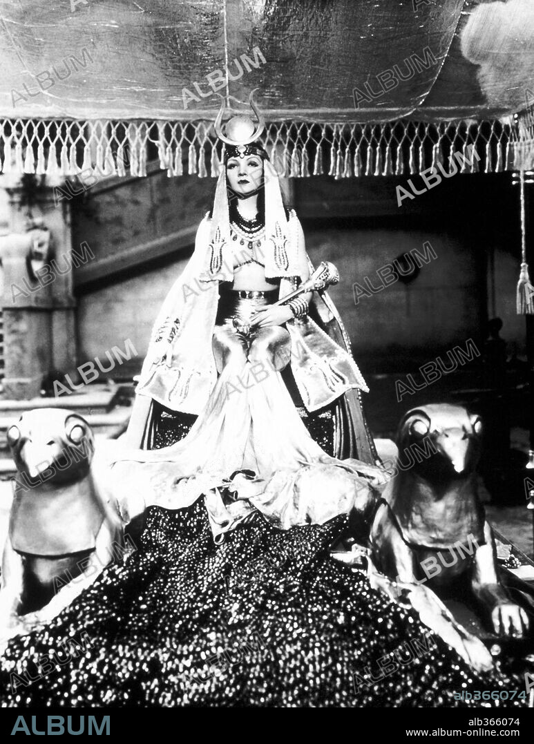 CLAUDETTE COLBERT dans CLEOPATRA, 1934, réalisé par CECIL B DEMILLE. Copyright PARAMOUNT PICTURES.