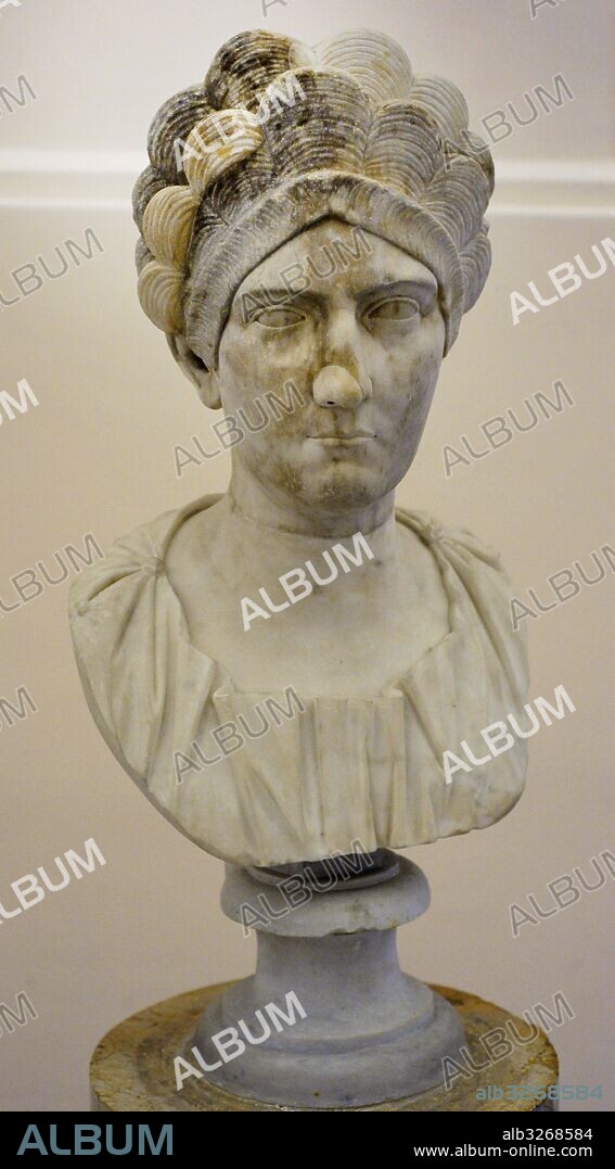 Retrato de una mujer no identificada. Epoca roman imperial. Período trajano. 98-117 d. C. Galería de los emperadores. Museo Arqueológico Nacional. Nápoles. Italia.