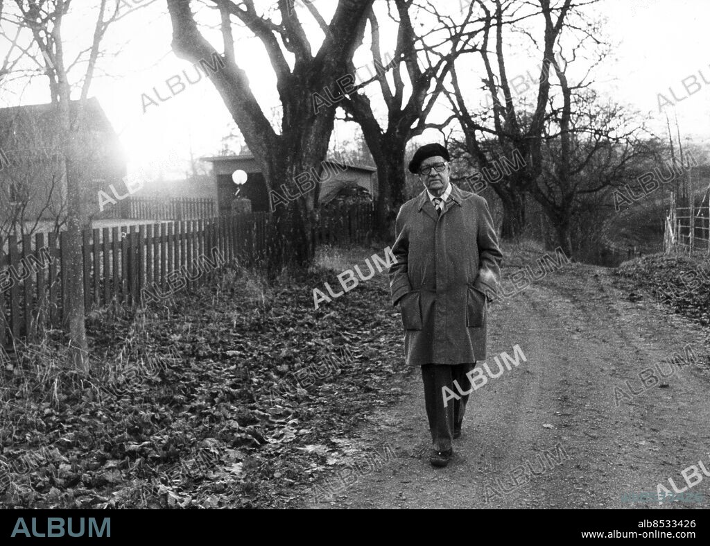ARKIV 1980 - Författatren och debattören Sven Stolpe på promenad i sin obligatoriska huvudbonad - baskern. Foto:Jan Holmlund Kod: 18 . COPYRIGHT SCANPIX SWEDEN.