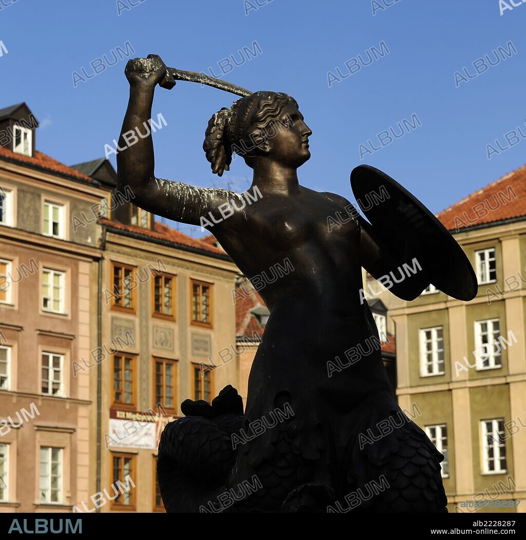 POLONIA. VARSOVIA. Vista de la estatua de la SIRENA DE VARSOVIA "SYRENKA", símbolo de la ciudad, situada en la Plaza del Mercado. Obra del escultor Konstanty Hegel (1799-1876) .