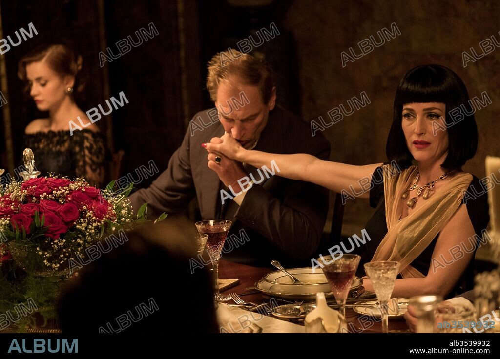 GILLIAN ANDERSON y JULIAN SANDS en LA CASA TORCIDA, 2017 (CROOKED HOUSE), dirigida por GILLES PAQUET-BRENNER. Copyright BRILLIANT FILMS/FRED FILMS.