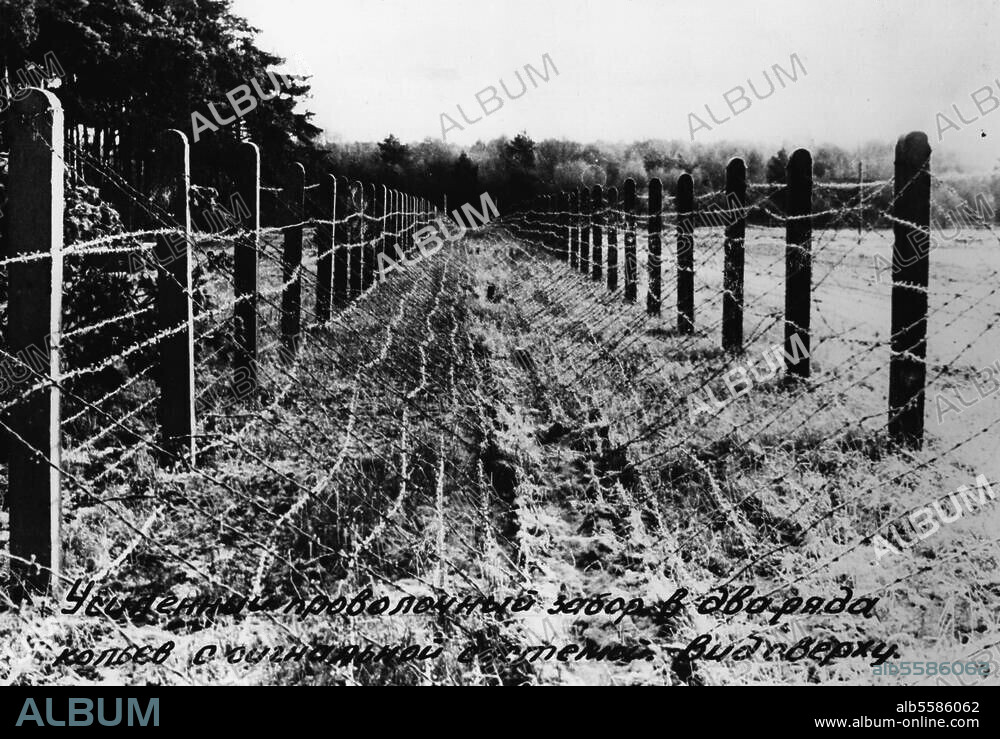 Deutschland, Deutsch-deutsche Grenze, Grenzbefestigungen Bundesrepublik / DDR:. Verstärkter Stacheldrahtzaun in zwei Reihen, der mit Signalanlagen versehen ist. Foto, um 1964.