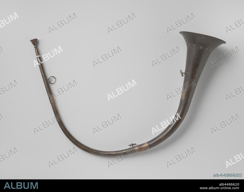 Half-moon-shaped Bugle (Halbmond), Hunting horn (half-moon) in D made of brass. Around the cup is a wreath, which is adorned at the top with a border of shell motifs and relief. In the middle and at both ends rings are attached for a carrying strap., anonymous, Germany (possibly), c. 1800, copper (metal), h 69.0 cm × w 44.0 cm d 16.0 cm.