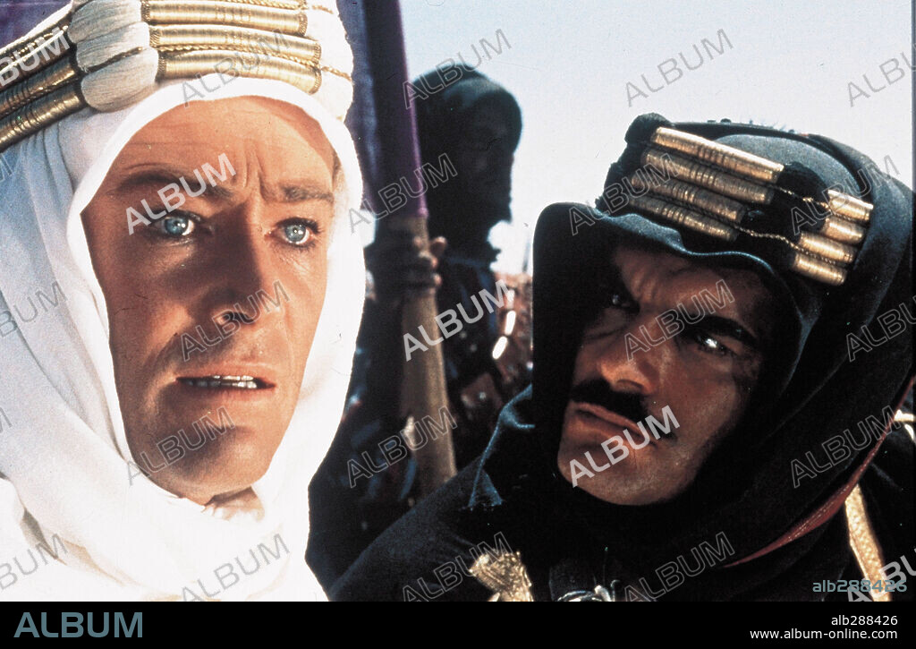 OMAR SHARIF and PETER O'TOOLE in LAWRENCE OF ARABIA, 1962, directed by DAVID LEAN. Copyright COLUMBIA PICTURES.