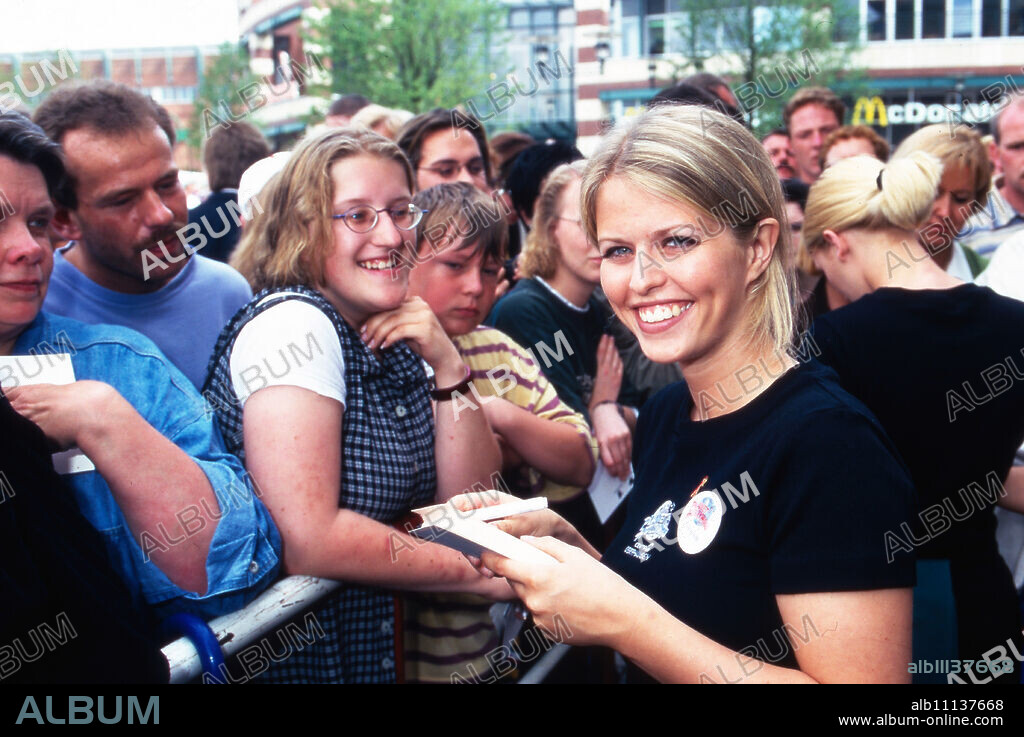 Miriam Lahnstein and Kerstin Landsmann (rear view) sign autographs at the celebrity charity for the AIDS Foundation at the "Planet Hollywood" restaurant in Bonn, Germany 1997. (original german headline: Promi-Charity im "Planet Hollywood" Bonn).