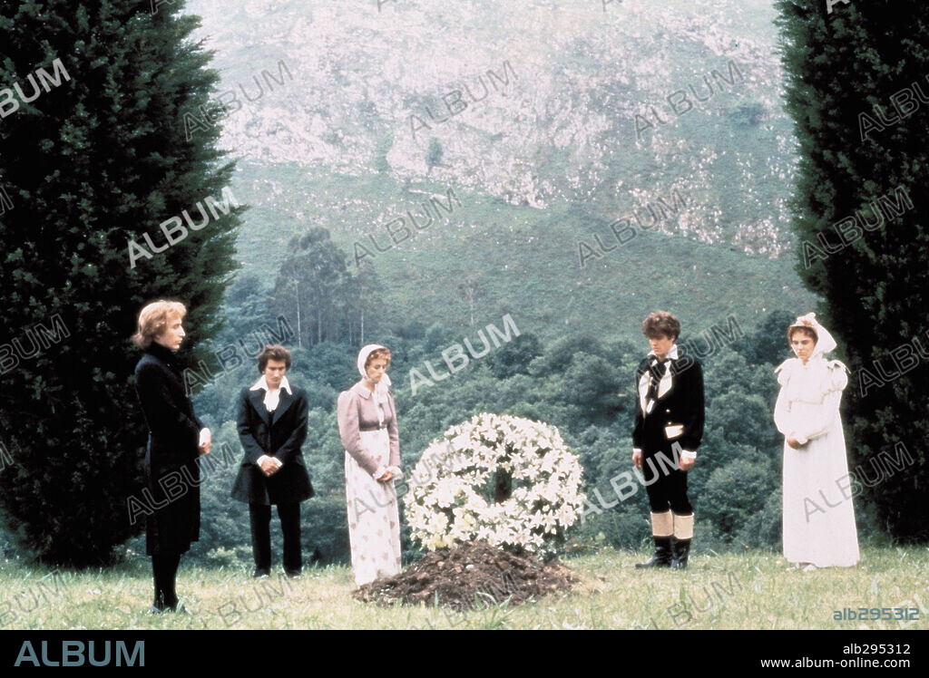 ELISABETH HURLEY y HUGH GRANT en REMANDO AL VIENTO, 1988, dirigida por GONZALO SUAREZ. Copyright DITIRAMBO FILMS.