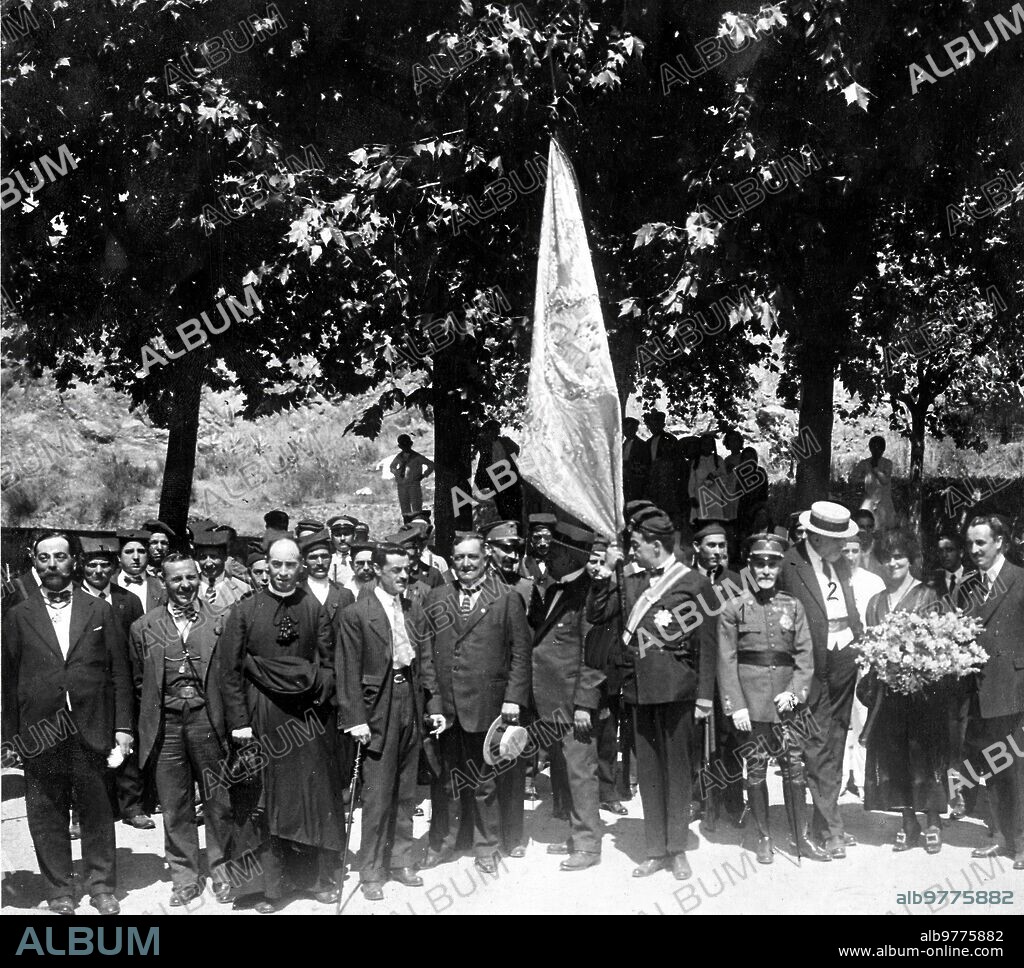 September 3, 1918. Barcelona. Blessing of a Flag. The flag of the Somaten of Caldetas, which was blessed with the assistance of General Cavanna (1) and the Civil Governor, Mr. Rothwos (2).