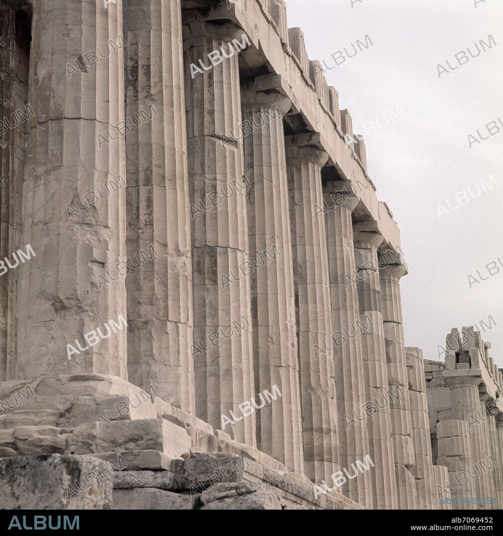 DETALLE DE LAS COLUMNAS LATERALES DEL PARTENON - TEMPLO DORICO CONSTRUIDO EN LA ACROPOLIS DE ATENAS ENTRE LOS AÑOS 447 Y 432 AC.