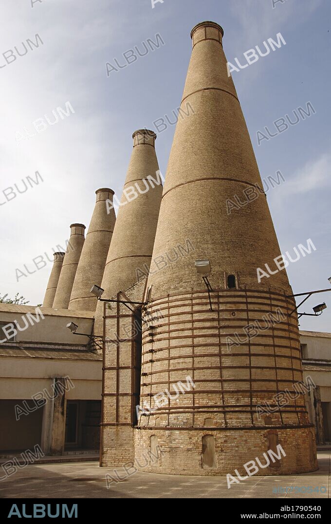 ECONOMIA. S. XIX. ESPAÑA. CHIMENEAS DE LA FABRICA DE PORCELANA instalada en el MONASTERIO DE SANTA MARIA DE LAS CUEVAS (MONASTERIO DE LA CARTUJA). El monasterio, abandonado y dañado fue adquirido por Charles PICKMAN en 1839 y lo convirtió en una fábrica de cerámica y porcelana en 1849. SEVILLA. ISLA DE LA CARTUJA. Andalucía.