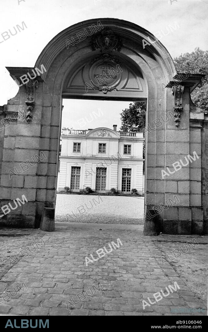 Gateway to the Hermitage at Fontainebleau. The Duc de Luynes said: 'One enters by a fairly large doorway into a fine enough courtyard and there one sees a 36 foot square pavilion. The rooms are simple but ravishingly pretty.'.