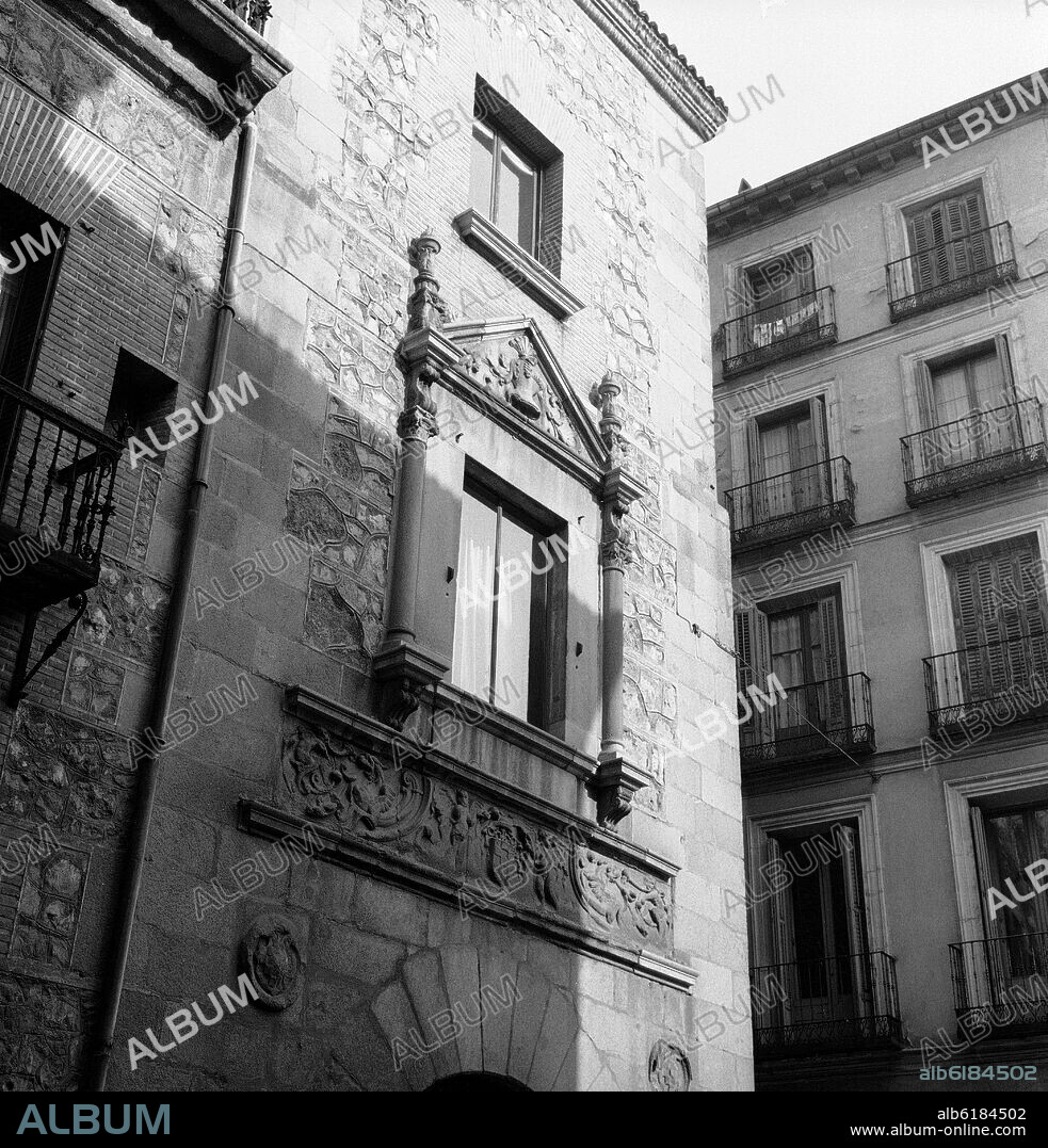 CASA DE CISNEROS CONSTRUIDA EN 1537 - ESTILO PLATERESCO - FOTOGRAFIA EN BLANCO Y NEGRO - AÑOS 60.