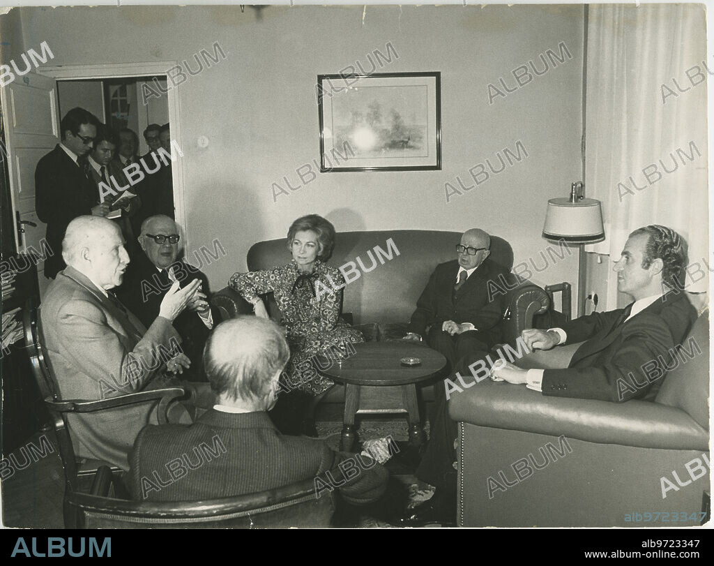 Madrid, 14/12/1977. SS.MM, los reyes Don Juan Carlos y Doña Sofía, visitan la casa de Manuel Aleixandre. En la imagen aparecen acompañados por Dámaso Alonso, Pedro Sainz Rodríguez y Gerardo Diego.