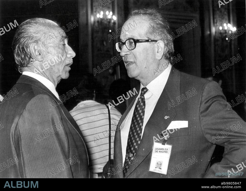 June 7, 1983. Robles Piquer talking with Juan de Arespacochaga.