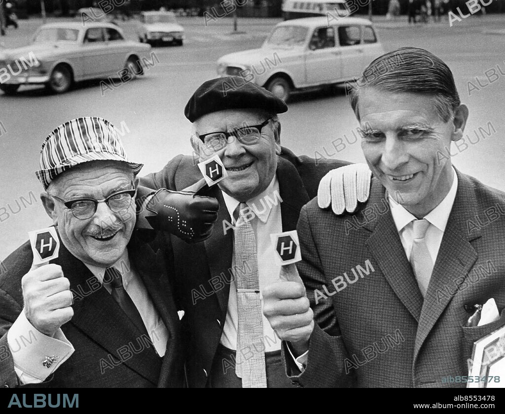STOCKHOLM 1967-08-19 . Tecknaren Bertil Almqvist (signaturen Bertila), Nils Herman Ygberg och atomexperten Gösta W Funke, medlemmar i Högertrafikföreningen som avvecklar sig själva söndagen den 3 september, dagen då Sverige får högertrafik. Här är de utrustade med tillbörlig högerrekvisita.. Foto: Sam Stadener / DN / TT / Kod: 55 . **SVD OUT**.