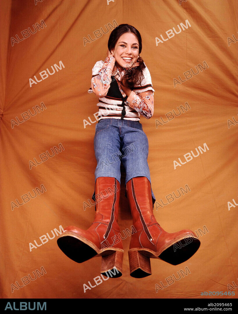 MILA KUNIS in THAT '70S SHOW, 1998 (THAT '70S SHOW-TV). Copyright 20TH CENTURY FOX.