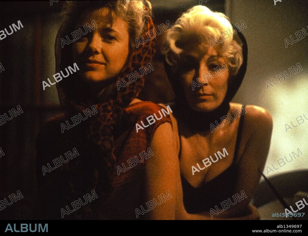 ANJELICA HUSTON and ANNETTE BENING in THE GRIFTERS, 1990, directed by STEPHEN FREARS. Copyright CINEPLEX ODEON FILMS, INC.