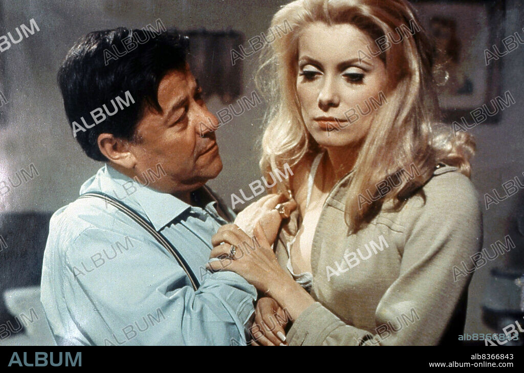 CATHERINE DENEUVE y FRANCIS BLANCHE en BELLE DE JOUR: BELLA DE DÍA, 1967 (BELLE DE JOUR), dirigida por LUIS BUÑUEL. Copyright PARIS FILM/FIVE FILM.
