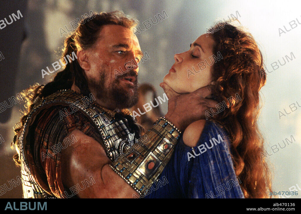 BRIAN COX y ROSE BYRNE en TROYA, 2004 (TROY), dirigida por WOLFGANG PETERSEN. Copyright WARNER BROS. / BAILEY, ALEX.