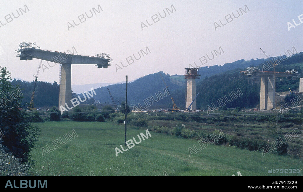 AUTOPISTA DEL CANTABRICO A-8 EN CANTABRIA OBRAS DE CONSTRUCCION DE UN PUENTE SOBRE EL RIO AGÜERA - FOTO AÑOS 90.