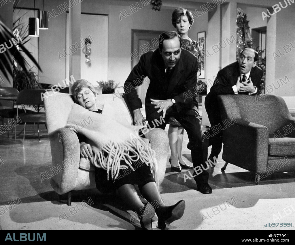 GRACITA MORALES, JOSE LUIS LOPEZ VAZQUEZ, JULIA CABA ALBA and MANUEL ALEXANDRE in LOS PALOMOS, 1964, directed by FERNANDO FERNAN GOMEZ. Copyright ESTELA FILMS, S.A.
