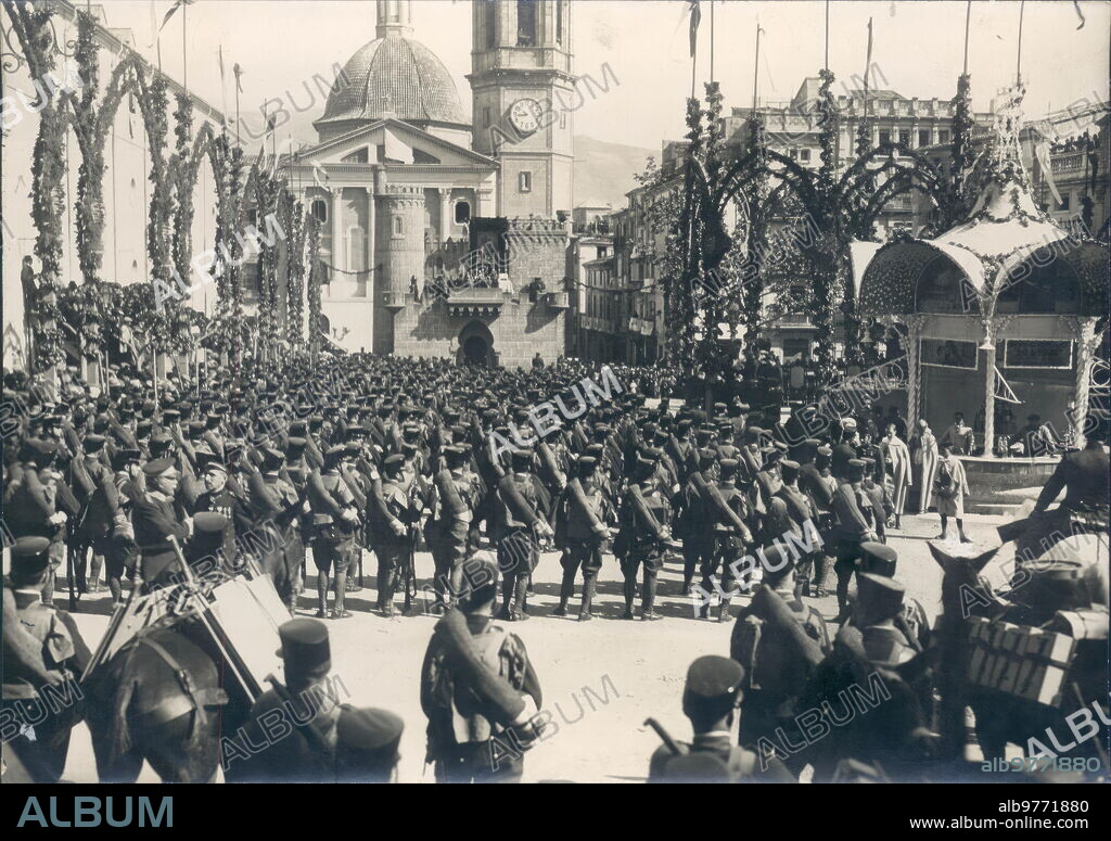 April 22, 1923. Alcoy. In the Plaza de la Constitución. Solemn campaign mass that Alcoy consecrates annually to its exalted Patron, Saint George.