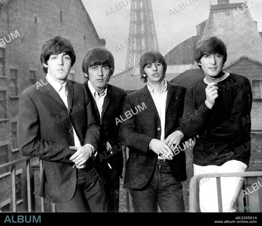 Jan. 31, 2005 - THE BEATLES AND MUHAMMAD ALI : (JOHN LENNON , GEORGE HARRISON , RINGO STARR , AND PAUL MCCARTNEY ).ON THE FIRE-ESCAPE OF THE OPERA HOUSE, BLACKPOOL.10-17-1976.  1976.(Credit Image: © Globe Photos/ZUMAPRESS.com). 31/01/2005